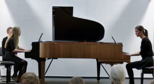 Theresa Telschow und Salome Frenzel am Klavier (Foto: LK Prignitz)