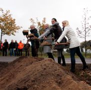 Auf gutes Gelingen: Werner Steiner, Carolin Schilde, Ines Jesse und Dr. Sabine Kramer (v. l.)  beim symbolischen ersten Spatenstich für den 3. Bauabschnitt des Hochwasserschutzes in Breese (Foto: LK Prignitz)