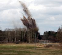 Bereits im Frühjahr mussten im Bereich der zukünftigen Deich- und Fahrbahntrasse Blindgänger entschärft werden. (Foto: LK Prignitz)