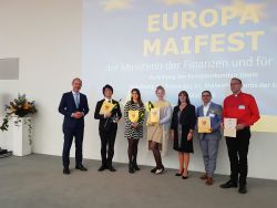 Foto v.l. Kento Uchiyama, Julia Arajuo), Lada Shornik und, Angelo Raciti / Ministerin Katrin Lange, Helmut Kautz, Dr. Jörg Wojahn (Leiter der Europäischen Kommission in Deutschland)