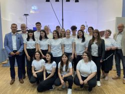 Foto „Gruppenbild“ (Landkreis Prignitz): v. l. Landrat Torsten Uhe, Ronny Viererbe (Schulleiter Freiherr von Rochow Oberschule, rumänische Schülertheatergruppe, Ministerin der Finanzen und für Europa Katrin Lange, v. r. Bürgermeister der Stadt Pritzwalk Dr. Thiel