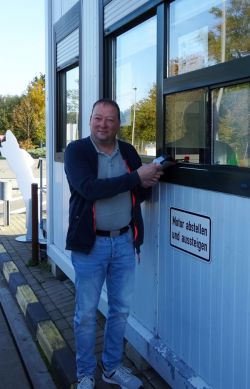 Landkreis-Mitarbeiter Christian Wegner testet das EC-Kartenterminal an der Kleinannahmestelle Wittenberge / Foto: LK Prignitz