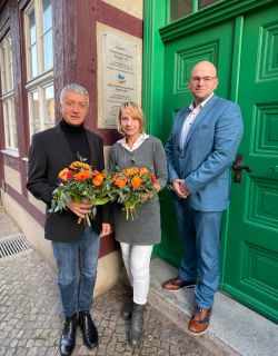 Landrat Müller (r.) dankt Doreen Eck (Mitte) für ihr Engagement und gratuliert Andreas Ditten zur neuen Position (Foto: LK Prignitz)