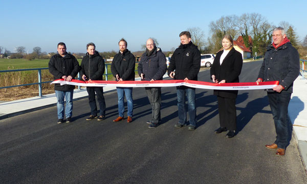 Übergabe Straßenbrücke v.l.n.r.: Herr Köster, Herr Jonel, Herr Koosmann, Herr Müller, Herr Gatzke, Frau Genenz, Herr Becker (Foto: LK Prignitz)