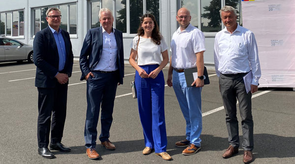 Beim Besuch von Austrotherm dabei (v.l.n.r.): Thomas York Götz, Lars Peter, Wiebke Papenbrock, Christian Müller und Andreas Ditten. Foto: privat