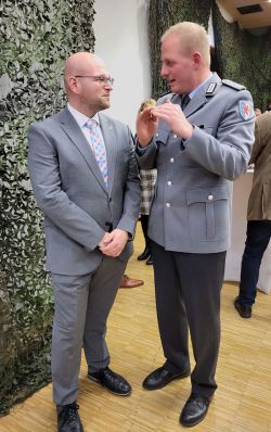 Neujahrsempfang: v. l. Landrat Christian Müller, Steffen Harloff (Oberstleutnant der Bundeswehr am Standort Havelberg) - Foto: LK Prignitz Neujahrsempfang: v. l. Landrat Christian Müller, Steffen Harloff (Oberstleutnant der Bundeswehr am Standort Havelberg) - Foto: LK Prignitz