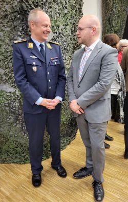 Neujahrsempfang: v. l. Kommandeur Landeskommando Brandenburg Oberst Detlefsen, Landrat Christian Müller (Foto: LK Prignitz) Neujahrsempfang: v. l. Kommandeur Landeskommando Brandenburg Oberst Detlefsen, Landrat Christian Müller (Foto: LK Prignitz)