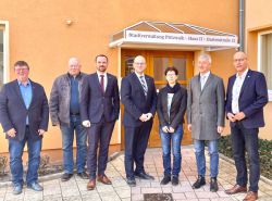 Gruppenfoto vor dem Haus II der Gartenstraße (v.r.n.l.): Dr. Ronald Thiel, Andreas Ditten, Evelyn Lippstreuu, Christian Müller, Tilo Hönisch, Udo Staeck (Bürgermeister Karstädt/ RWK Prignitz) und Halldor Lugowski (Amtsleiter und stellv. Bürgermeister Stadt Pritzwalk) - Foto: LK Prignitz