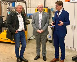 Andreas Ditten und Landrat Müller im Austausch mit Dr. Martin Kern (Foto: LK Prignitz)