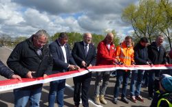 Nach den Kitakindern wurde mit dem Schnitt durch das „offizielle“ Band der Verkehr freigegeben (Foto: LK Prignitz)