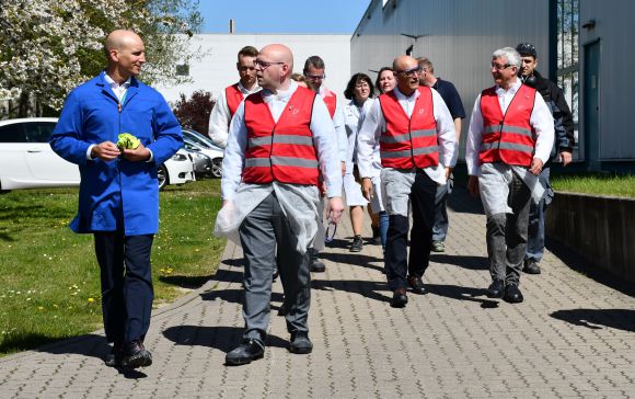 Müller im Gespräch mit Interim Werksleiter Clemens Weidner (Foto: Bernd Atzenroth / Landkreis Prignitz)