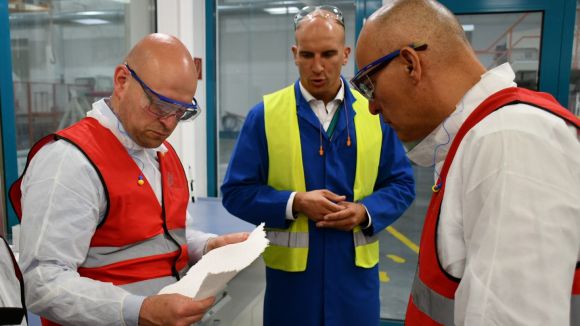 Beim Rundgang durch die Werkshallen von Glatfelter (Foto: Bernd Atzenroth / Landkreis Prignitz)