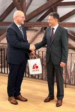 Landrat Christian Müller und der der Präsident des Kreises Alba, Ion Dumitrel, bei der Begrüßung am Tag der Ankunft in der Saala Uniri, der Einheitshalle in Alba Iulia. Foto: Landkreis Prignitz