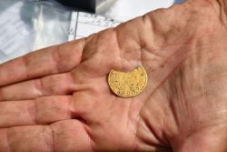 Ein außergewöhnlicher Funde: Die Goldmünze aus dem 15. Jahrhundert, die aus dem Bistum Utrecht stammt, dürfte über Handelsbeziehungen ihren Weg in die Prignitz gefunden haben. Foto: Landkreis Prignitz
