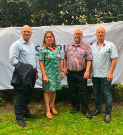 :              Beim Aktionstag unter anderem dabei (v.l.): Landrat Christian Müller, Ina Stiebitz von der Migrationsberatung für Erwachsene (MBE), der Landtagsabgeordnete Thomas Domres sowie Ammar Saed Edin, ebenfalls von der MBE. Foto: Martin Ferch