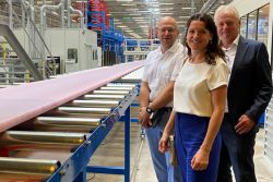 Die Bundestagsabgeordnete Wiebke Papenbrock besichtigte gemeinsam mit dem Prignitzer Landrat Christian Müller (l.) und Geschäftsführer Lars Peter die Produktionsstrecke von Austrotherm. Foto: privat