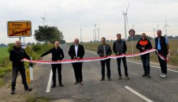 Gaben die Straße am Ortsausgang von Berge Richtung Pirow frei (v.l.n.r.): Dirk Steckmann und Michael Wickboldt für die Baufirma MUT Umwelttechnik aus Ludwigslust, der Prignitzer Landrat Christian Müller, der Bau- und Ordnungsamtsleiter im Amt Putlitz-Berge, Peter Jonel, Haiko Hinsch und Sebastian Meier vom Ingenieurbüro IHS in Ludwigslust sowie Thomas Mader für die Kreisstraßenmeisterei Prignitz. Foto: Landkreis Prignitz