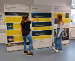 Foto: ancy Starost (l.), in der Kreisverwaltung als Sachbearbeiterin für allgemeine Verkehrssicherheit zuständig, erklärt Schülerpraktikantin Johanna Jenns die Ausstellung zu Sichtbarkeit im Straßenverkehr. Foto: Landkreis Prignitz