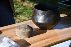Links der aktuelle Keramikfund, rechts das Vergleichsstück aus dem Perleberger Museum. Foto: Landkreis Prignitz