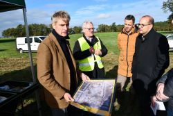 Bei der Vorstellung des Funds (v.l.): Dr. Immo Heske, Professor Dr. Franz Schopper, Christian Fenske als Leiter des Geschäftsbereichs 2 in der Prignitzer Kreisverwaltung und Staatssekretär Tobias Dünow vom brandenburgischen Ministerium für Wissenschaft, Forschung und Kultur. Foto: Landkreis Prignitz