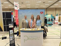 Sie gaben über die fünf Ausbildungsberufe und fünf dualen Studiengänge in der Perleberger Rolandhalle Auskunft (v.l.n.r): Vanessa Herrmann (Ausbildungsleitung), Katja Kröhnert (Auszubildende) und Julia Luft (Studentin). Foto: Landkreis Prignitz