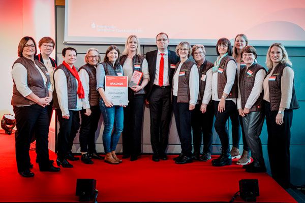 Das Foto zeigt die Länderinnen bei der Preisvergabe. In ihrer Mitte: André Wormstädt, Vorstandsvorsitzender der Sparkasse Prignitz, links neben ihm Ines Cord-Kruse, die für die Länderinnen den Preis entgegennahm. Foto: Ostdeutscher Sparkassenverband