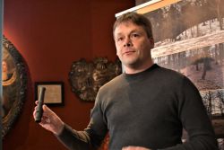 Kreisarchäologe Torsten Geue präsentiert die Handbüchse, die jetzt in den Beständen des Perleberger Museums gefunden worden ist. Foto: Landkreis Prignitz