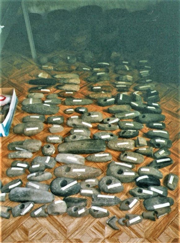 Reste der Sammlung aus dem Heiligengraber Heimatmuseum in Wusterhausen 2002. 	Quelle: Klosterstift zum Heiligengrabe