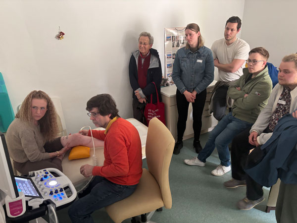 Dr. Wiebelitz zeigte am Beispiel eines Ultraschallgerätes, dass auch Landärzte für Diagnosen technische Möglichkeiten nutzen. Foto: Landkreis Prignitz