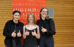 Sie holten den ersten Platz beim Landeswettbewerb „Jugend musiziert“: Das Trio bestehend aus Klara Wiegand (Querflöte, r.), Charlotte Westphal (Violine) und Mirjam Netal (Klavier, l.).  Foto: Kreismusikschule Prignitz