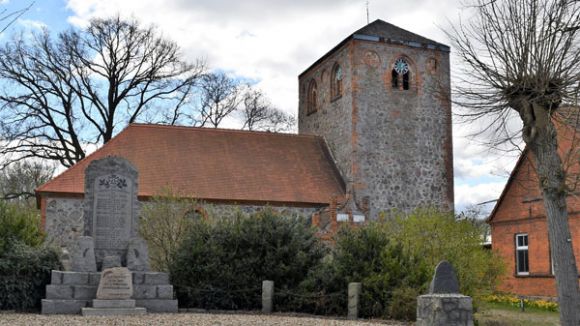Die Kirche von Sadenbeck. Hier präsentieren am Sonntag, 11. Mai 2025, um 14 Uhr die Bläsergruppe und Solistinnen und Solisten der Kreismusikschule Prignitz in der Kirche in Sadenbeck Klassiker des Bigband-Jazz. Foto: Landkreis Prignitz