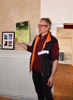 Jost Löber, Organisator der Ausstellung, erklärt hier seinen Beitrag dazu. Foto: Bernd Atzenroth / Landkreis Prignitz