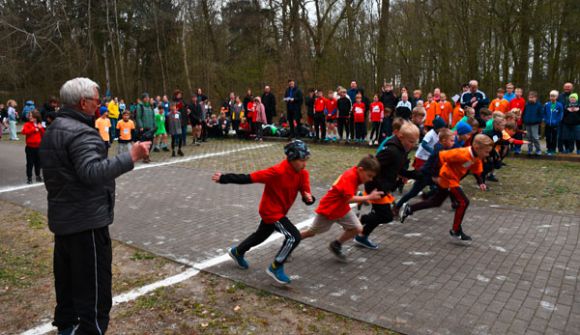 Nach und nach und Jahrgang für Jahrgang wurde die junge Läuferschar auf die Strecke geschickt. Foto: Bernd Atzenroth / Landkreis Prignitz