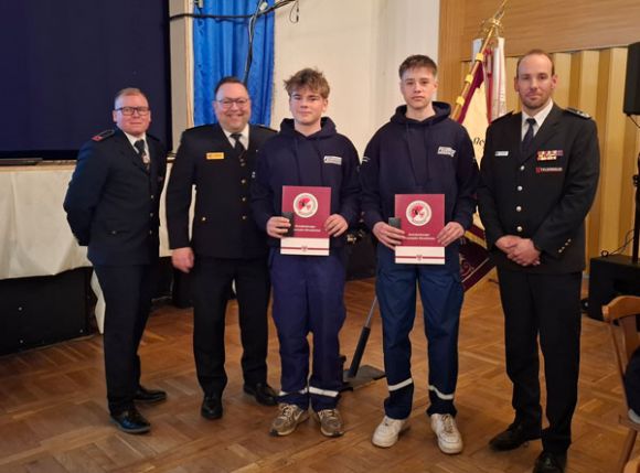 Die beiden Jugendlichen Paul Mader (l.) und Sam Theiß (r.) haben eine ganz besondere Auszeichnung erhalten. Ihnen gratulierten (v.l.n.r.) Christian Stolze, stellvertretender Landesjugendfeuerwehrwart, Daniel Brose, Vizepräsident des Landesfeuerwehrverbandes Brandenburg und Marcus Giese, Vorsitzender des Kreisfeuerwehrverbandes Prignitz.   (Foto: LK Prignitz)