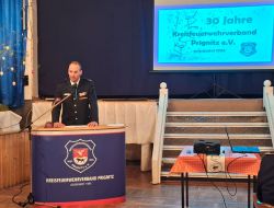 Marcus Giese ist seit 2023 der Vorsitzende des Kreisfeuerwehrverbandes Prignitz. Er begrüßte am Freitag die zahlreichen Gäste. (Foto: LK Prignitz)