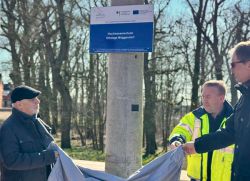 Zur Feier des Tages enthüllten die Vertreter und Projektbeteiligten ein Schild, dass direkt an der Bushalteschleife angebracht wurde.  / Foto: LK Prignitz