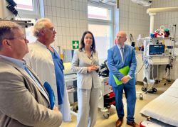 Bei der Besichtigung der Notaufnahme (v.l.): Kreiskrankenhaus-Geschäftsführer Karsten Krüger, Matthias Lutze, Chefarzt in der Notaufnahme, Gesundheitsministerin Britta Müller, Matthias Lutze (Chefarzt in der Notaufnahme) und der Prignitzer Landrat Christian Müller. Foto: Landkreis Prignitz
