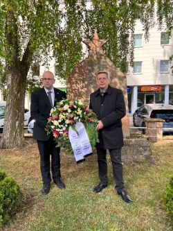 In Wittenberge legten Landrat Christian Müller und Bürgermeister Oliver Hermann gemeinsam einen Kranz auf dem Ehrenfriedhof am Rathaus nieder mit der Inschrift „Zum Gedenken an die Opfer von Krieg und Gewalt“. Foto Hanno Taufenbach / Landkreis Prignitz