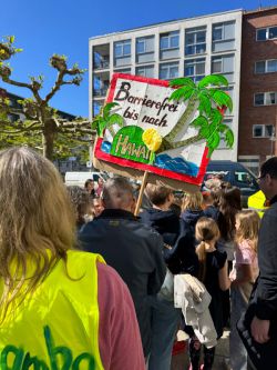 Ein Protestmarsch zog mit Schildern durch die Straßen Wittenberges. Foto: LK Prignitz