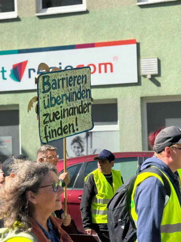 Ein Protestmarsch zog mit Schildern durch die Straßen Wittenberges. Foto: LK Prignitz
