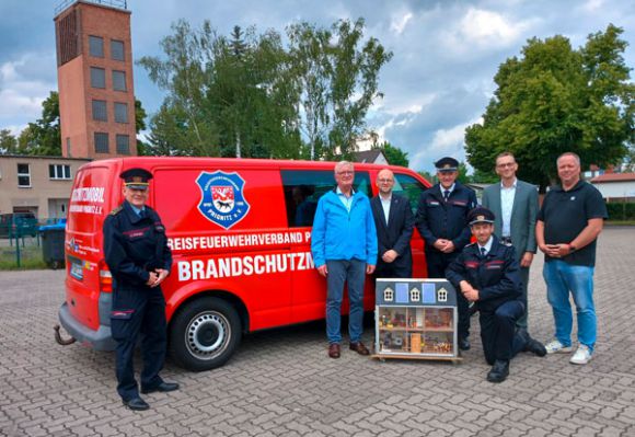 Freuen sich über das neue Brandschutzmobil (v.l.n.r.): Ralf Arnoldt und Marcus Giese für den Kreisfeuerwehrverband Prignitz, der Prignitzer Landrat Christian Müller, Sparkassenvorstand Markus Volke, PVU-Geschäftsführer Holger Lossin, Ronny Löwe für die Volks- und Raiffeisenbank Prignitz sowie Kreisbrandmeister Christian Reisinger. Foto: Bernd Atzenroth / Landkreis Prignitz