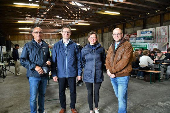 Beim Tag der Landwirtschaft dabei (v.l.n.r.): Pritzwalks Bürgermeister Dr. Ronald Thiel, Ingo Schlender, Vorstand der Volks- und Raiffeisenbank Prignitz, die brandenburgische Landwirtschaftsministerin Hanka Mittelstädt und der Prignitzer Landrat Christian Müler. Foto: Bernd Atzenroth / Landkreis Prignitz