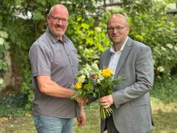Landrat Christian Müller (r.) gratuliert dem neuen WFG-Geschäftsführer Mike Laskewitz. Foto: Monique Bessert / Tourismusverband Prignitz