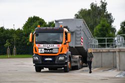 Der erste Container wird in die Kleinannahmestelle gebracht und an Ort und Stelle abgesetzt. Foto: Bernd Atzenroth / Landkreis Prignitz