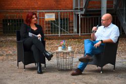 Landrat Christian Müller beantwortet Fragen der Besucher in einem Livetalk (Foto: LK Prignitz)