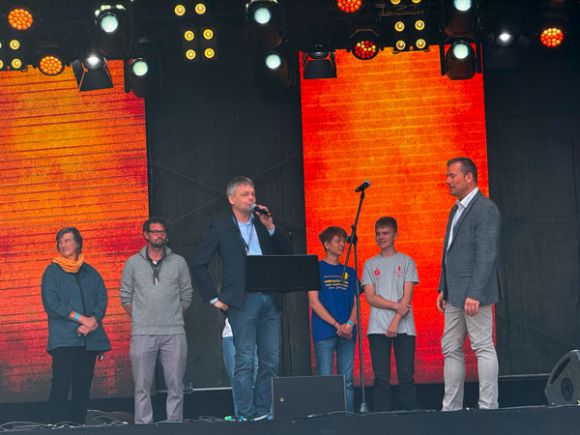 Auf der Bühne bei der Eröffnung des Tags des offenen Denkmals (v.l.n.r.): Tjalda Eschenbach und Gilbert Wigankow von der FH Potsdam, Kreisarchäologe Torsten Geue, die jungen Archäologen Elias Klann und Richard Bonfert sowie Gordon Thalmann, Sachbereichsleiter Denkmalschutz beim Landkreis Prignitz. Foto: Bernd Atzenroth / Landkreis Prignitz 