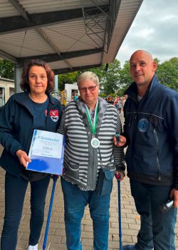 Barbara Pusch (M.) erhielt die Ehrennadel in Silber des Kreissportbunds aus den Händen von KSB-Geschäftsführer Tino Gerloff und der Gleichstellungs-, Behinderten- und Integrationsbeauftragten des Landkreises Prignitz, Christina Rätke. (Foto: LK Prignitz)