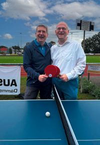 Im Tischtennismatch zum Auftakt der Veranstaltung setzte sich Landrat Christian Müller mit 11:4 gegen Wittenberges Bürgermeister Oliver Hermann durch. Foto: Bernd Atzenroth / Landkreis Prignitz