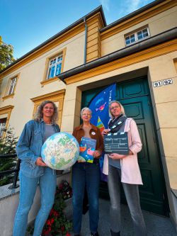 Bei der Eröffnung des Kinderfilmfestes in Perleberg (v.l.n.r.): Jessika Muhs vom Kreisjugendring Prignitz, Beate Völcker vom LIBRA und Christin Rauth vom Kreismedienzentrum Prignitz. Foto: Bernd Atzenroth / Landkreis Prignitz