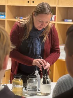 Susann Muntau vom Sachbereich Umwelt beim Landkreis Prignitz analysierte beim Projekttag für die Schülerinnen und Schüler drei unterschiedliche Wasserproben. Foto: Gina Werthe / Landkreis Prignitz